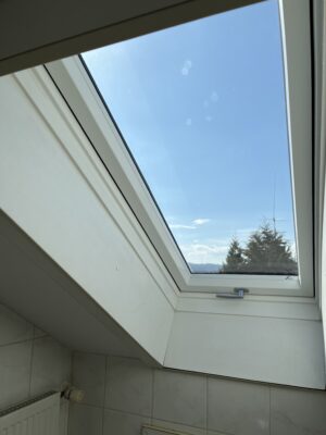 Schimmelbildung an Fensterlaibung durch undichtes, altes Dachfenster – Notwendigkeit für Dachfenster-Austausch.