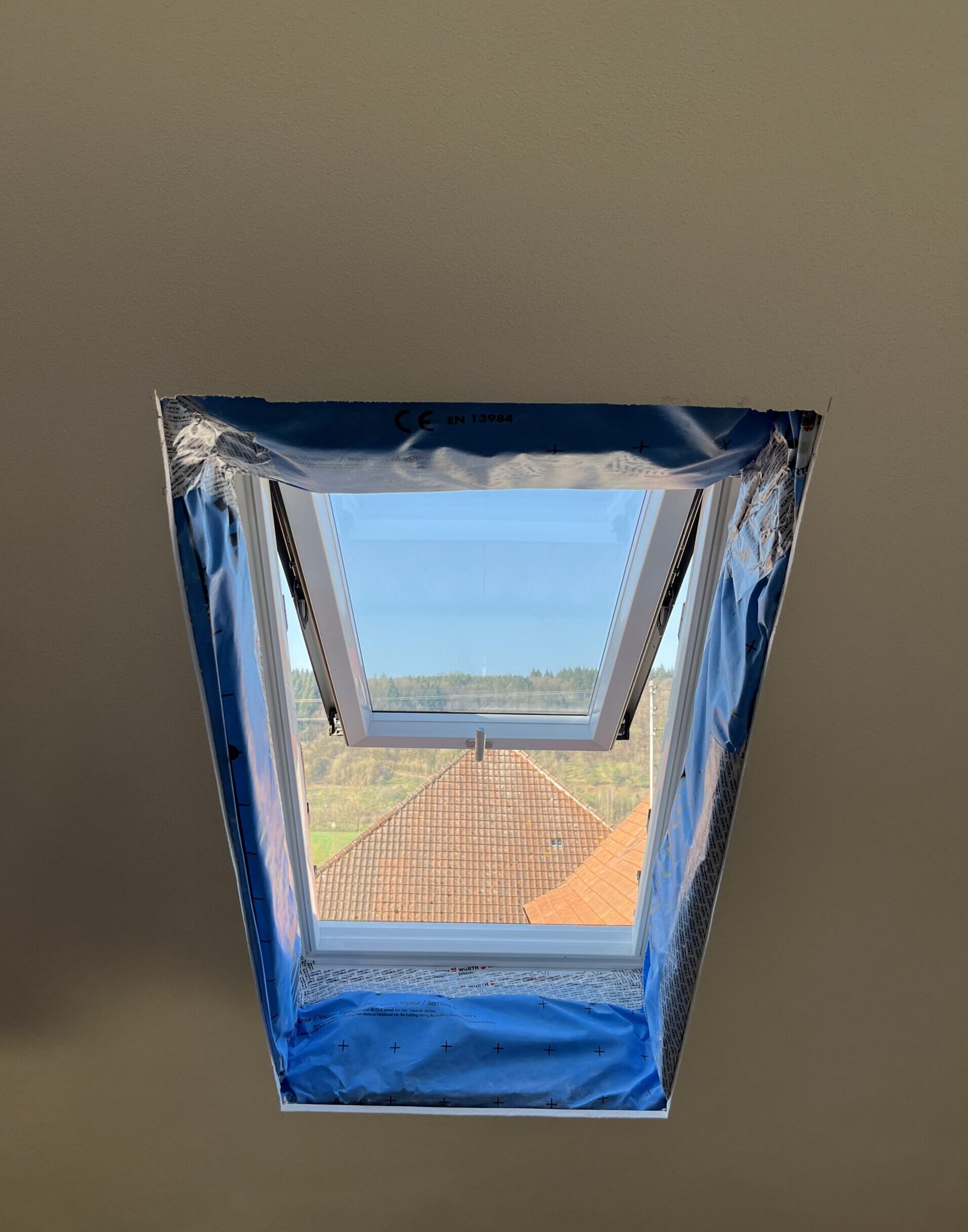 IMG_7820 Dachfenster mit angeschlossener Dampfsperre und abgeschlossenen Trockenbauarbeiten ohne Innenfutter.