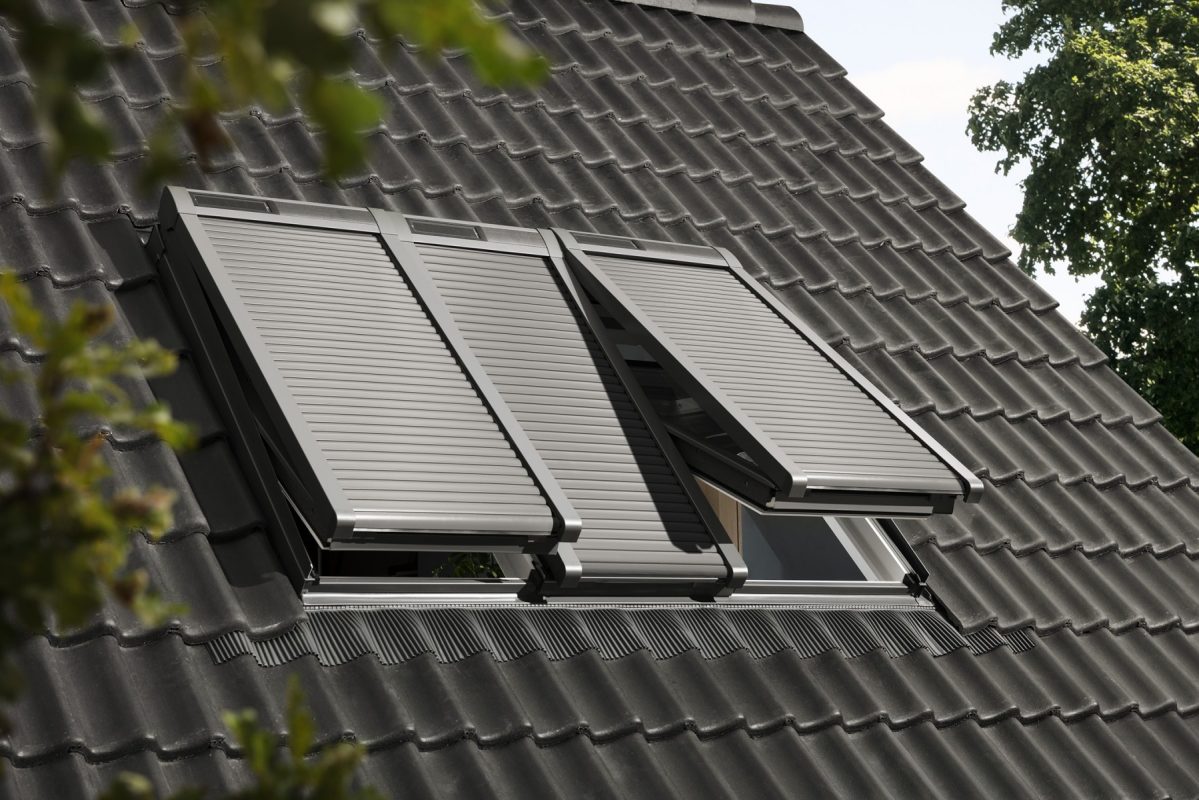 Drei unterschiedlich weit geöffnete Klapp-Schwingfenster mit jeweils geschlossenem Außenrollladen.