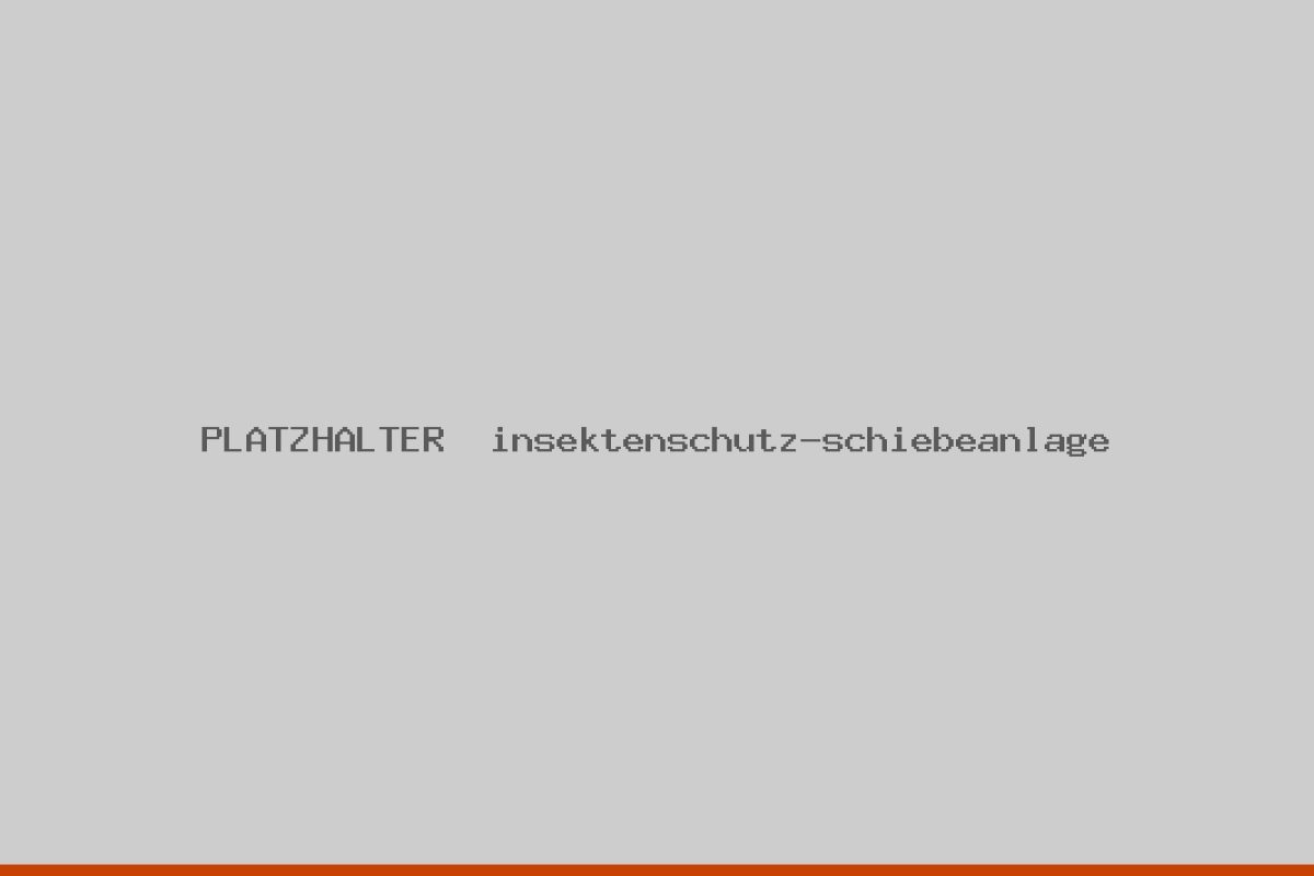 Insektenschutz-Schiebeanlage an einer breiten Terrassentüre in Würzburg.